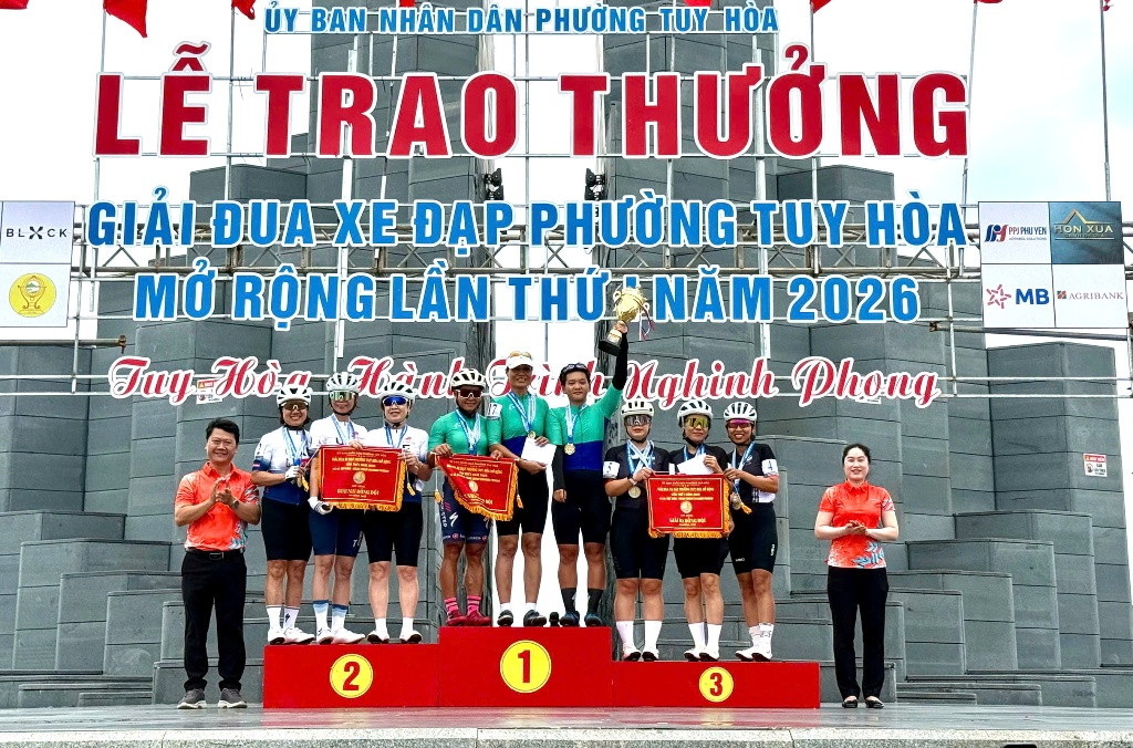 Ban tổ chức trao giải cho các vận tập thể, cá nhân xuất sắc.